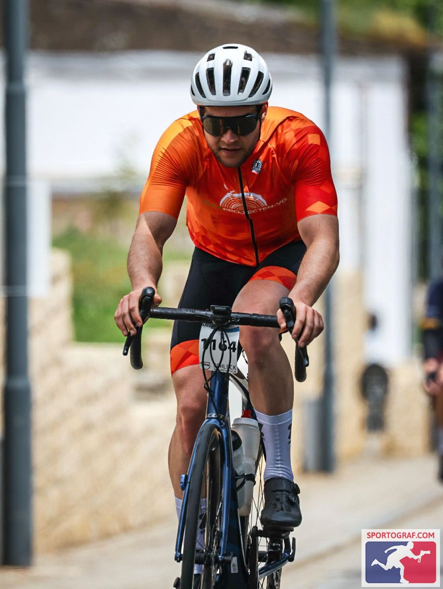 Lars op de fiets tijdens een intensieve inspanning